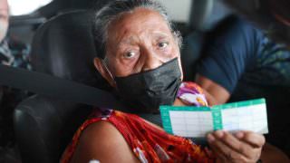 ‘Vacina abençoada’, diz idosa de 77 anos imunizada com a terceira dose