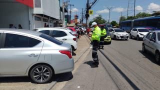 Prefeitura realiza fiscalização de estacionamento irregular na Zona Norte