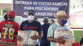 Governo entrega cestas básicas para pescadores do Baixo Solimões