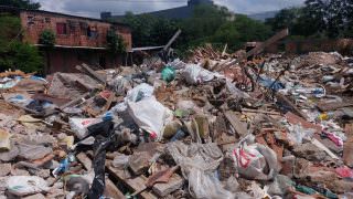 Prefeitura multa proprietário de terreno por descarte irregular de resíduos