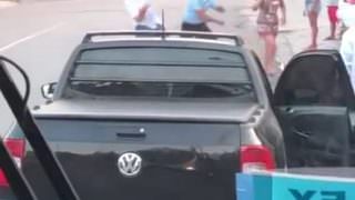 Briga de trânsito tem troca de socos entre motoristas, em Manaus