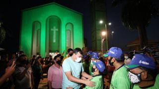 Em Parintins, Wilson entrega uniformes a tricicleiros em apoio ao turismo