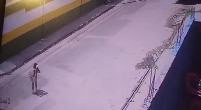Moradores pedem ajuda no reconhecimento da dupla (Foto: Divulgação) Casal é flagrado furtando residências no Jorge Teixeira