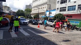 Prefeitura realiza ação educativa 'travessia segura' na faixa de pedestre