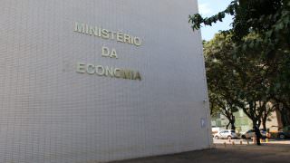 Governo reduz para R$ 95,8 bilhões previsão de déficit para 2021