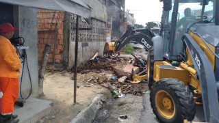 Prefeitura de Manaus demole construções irregulares em calçadas