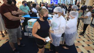 Primeiro dia de vacinação da Covid-19 em shoppings mobiliza a população