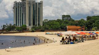 Prefeitura reforça proibição de garrafas de vidro na praia da Ponta Negra