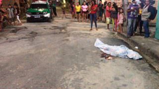 Em Manaus, mulher é morta a tiros ao sair de casa para comprar comida