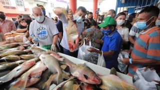 Wilson Lima acompanha a entrega de 5 toneladas de pescado em Coari