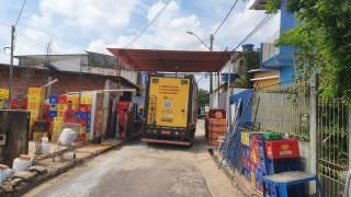 Telhado construído sobre rua é demolido no São Jorge pela prefeitura