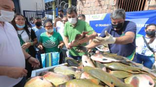 Wilson Lima entrega 20 toneladas de pescado a 8 mil famílias