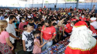 Prefeitura de Manaus entrega 37 mil brinquedos em escolas