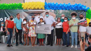 Wilson Lima entrega Auxílio Estadual a 1,4 mil famílias de Barcelos