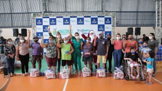 Governo do Amazonas entrega cestas básicas no bairro Ouro Verde