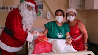 Pacientes da FCecon recebem visita do Papai Noel