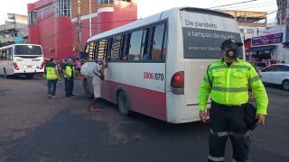 Prefeitura fiscaliza transporte executivo no Centro e flagra irregularidades