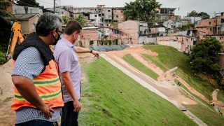 Prefeitura reforça obra para conter erosão e implanta rede de drenagem
