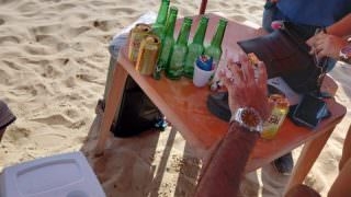 Prefeitura alerta para proibição de garrafas de vidro na praia Ponta Negra