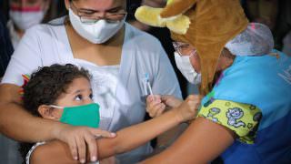 AM: crianças de 5 a 11 anos começam a ser vacinadas contra Covid-19