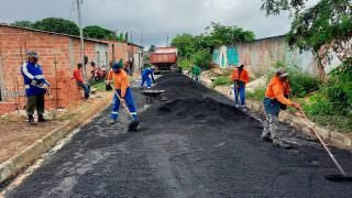 Prefeitura aplica 100 toneladas de massa asfáltica no conjunto Canaranas