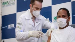 Vacina brasileira contra a covid-19 é aplicada pela primeira vez