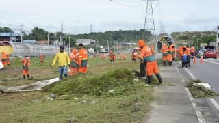 ​Prefeitura de Manaus realiza limpeza na avenida das Flores