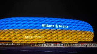 Em apoio à Ucrânia, Bayern de Munique ilumina arena com cores do país