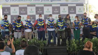 Wilson Lima entrega 284 kits de capacete e colete em Manacapuru