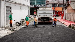 Prefeitura realiza recomposição asfáltica em ruas do bairro Cidade Nova