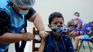Mais de 100 mil crianças de 5 a 11 anos são vacinadas contra Covid-19