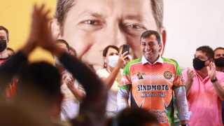 Wilson Lima entrega 2,5 mil kits para mototaxistas de Manaus