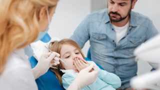 Como fazer com que as crianças percam o medo de ir ao dentista?