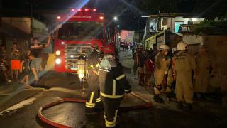 Bombeiros evitam propagação de incêndio no bairro da Paz