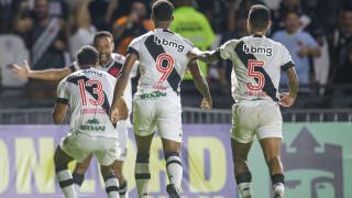 Vasco supera a Ponte Preta e garante a primeira vitória na Série B