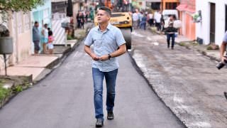 Prefeito vistoria serviço de recuperação asfáltica no bairro Redenção