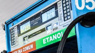 Gasolina mais cara faz pessoas trocarem carro por ônibus, prova estudo