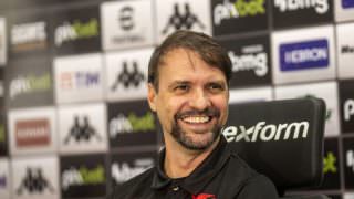 Vasco apresenta técnico Maurício Souza