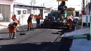 Prefeitura leva asfalto novo aos bairros Monte das Oliveiras e Coroado