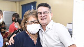 Prefeito David Almeida presta homenagem à servidora da Semsa