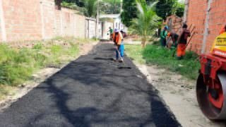 Becos no bairro Cidade Nova recebem asfalto pela primeira vez