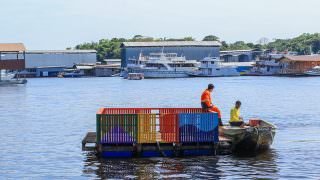 Manaus tem coletores flutuantes que atendem comunidades rurais