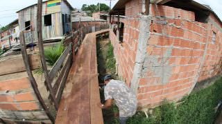 Prefeitura constrói ponte em madeira no Parque São Pedro