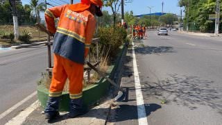 Prefeitura realiza serviço de limpeza na avenida Rodrigo Otávio