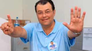 Eduardo Braga, do MDB, vota ao lado da família e da vice