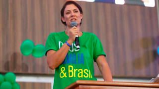 Em Manaus, primeira-dama faz caminhada por Bolsonaro