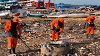 Prefeitura retira lixo acumulado na orla da Manaus Moderna