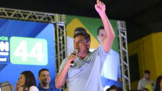 Líder nas pesquisas, Wilson Lima vota pela manhã em Manaus