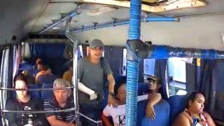 Bandido com braço enfaixado assalta micro-ônibus em Manaus