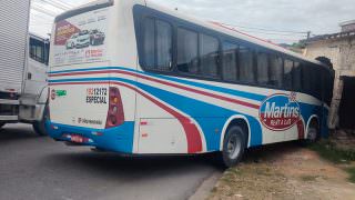 Ônibus com 30 pessoas invade casa na Zona Leste de Manaus